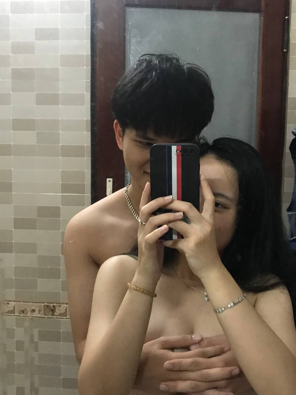 Nhà có hai cô con gái ngoan